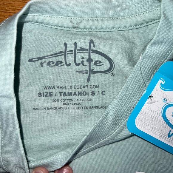 NWT Reel Life Men’s Light Blue Short Sleeve T-Shirt Size Small - Picture 2 of 3